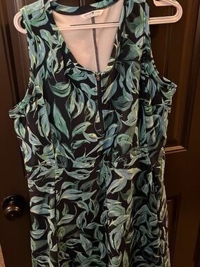 Active USA Navy & Teal Leaf-Print Sleeveless Zip Front Tank